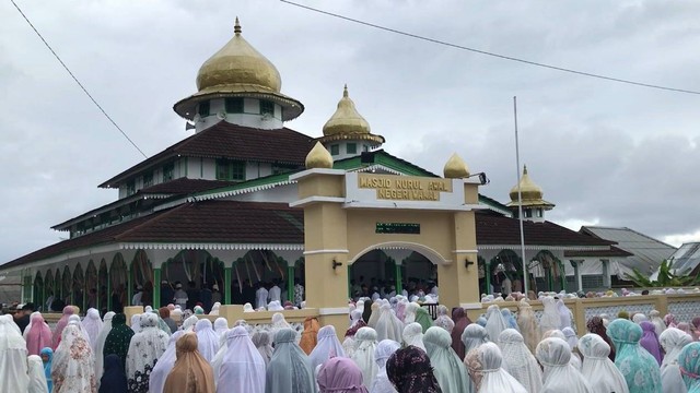 Umat muslim di Negeri Wakal melaksanakan salat Idul Fitri 1445 H di Nurul Awal, Kecamatan Leiitu Kabupaten Maluku Tengah, Senin (8/4/2024). Foto: Dok. Istimewa