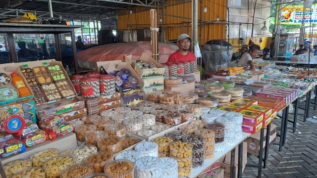 Pedagang kue kering di Blok 1-2 Pasar Senen Jaya, Jakarta, Senin (8/4/2024). Foto: Ghifari/Kumparan