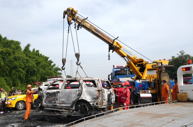Petugas mengevakuasi bangkai kendaraan yang mengalami kecelakaan di Tol Jakarta-CIkampek KM 58, Karawang Timur, Jawa Barat, Senin (8/4/2024). Foto: Akbar Nugroho Gumay/ANTARA FOTO