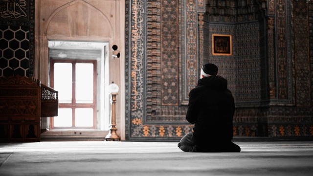 Ilustrasi tata cara itikaf di masjid. Sumber: imad alassiry/unsplash