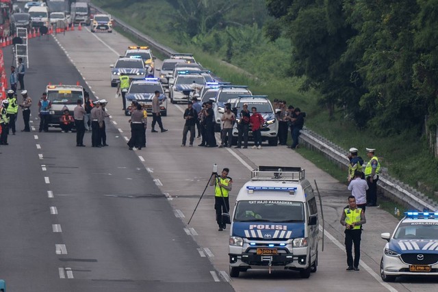 Polisi melakukan olah tempat kejadian perkara pascakecelakaan kendaraan di Tol Jakarta-Cikampek KM 58, Kerawang, Jawa Barat, Senin (8/4/2024). Foto: Bayu Pratama S/ANTARA FOTO