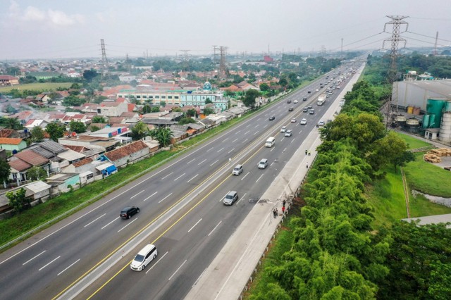 Foto udara lokasi kejadian peristiwa kecelakaan kendaraan di Tol Jakarta-Cikampek KM 58, Kerawang, Jawa Barat, Senin (8/4/2024). Foto: Bayu Pratama S/ANTARA FOTO