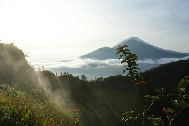 Gunung Batur. Sumber Unsplash Gian Carlo Zimmermann