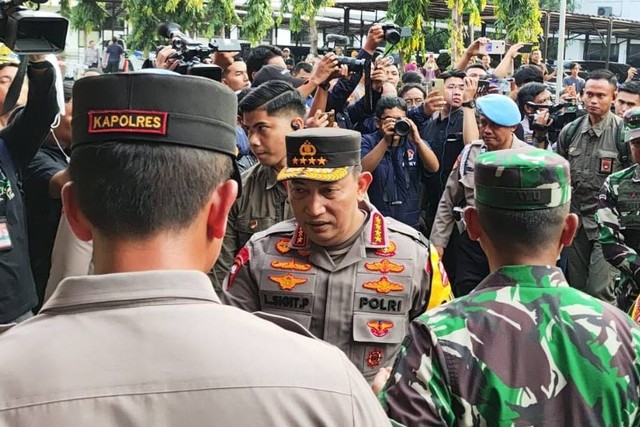 Kapolri Jenderal Listyo Sigit Prabowo dan Panglima TNI Jenderal Agus Subianto di RSUD Karawang, Senin (8/4/2024). Foto: Jonathan Devin/kumparan