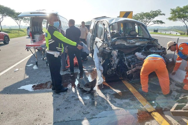 Kecelakaan tunggal mobil Mazda Biante bernopol B 2866 RE di Tol Solo-Ngawi KM 572+700A Desa Gemarang, Kecamatan Kedunggalar, Kabupaten Ngawi, Sabtu (6/4/2024)  Foto: Dok Polres Ngawi