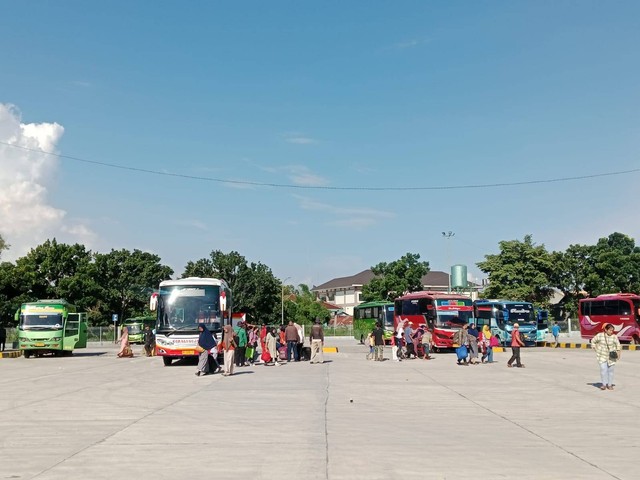 Suasana pemudik tiba di Terminal Rajabasa, pada H-2 Lebaran. | Foto : Eka Febriani / Lampung Geh