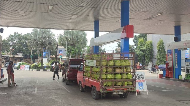 Suasana pengisian BBM di Kota Bandung, Senin (8/4/2024) Foto: Rachmadi Rasyad/kumparan