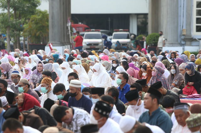 Masyarakat mengikuti salat id di halaman Balaikota, Jalan Pemuda Nomor 148, Semarang. Foto: Dok. Istimewa