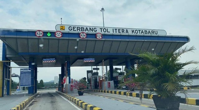 Gerbang tol ITERA Kota Bandar. | Foto: Sinta Yuliana/Lampung Geh