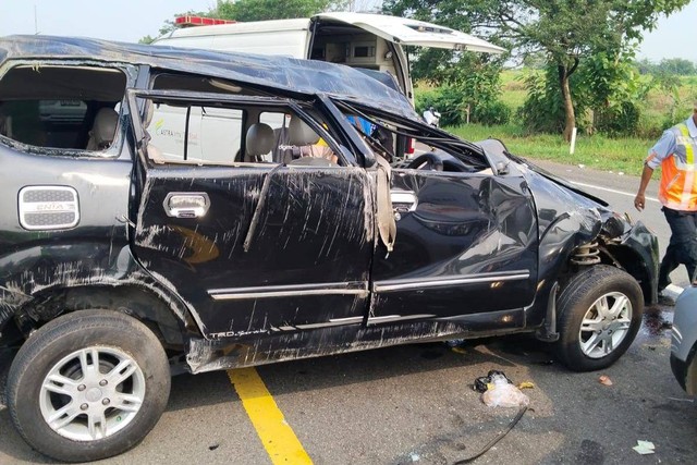 Mobil Xenia yang membawa rombongan pemudik ringsek karena menabrak pembatas jalan di Tol Cipali KM 135. (8/4/2024) Foto: Dok. Istimewa