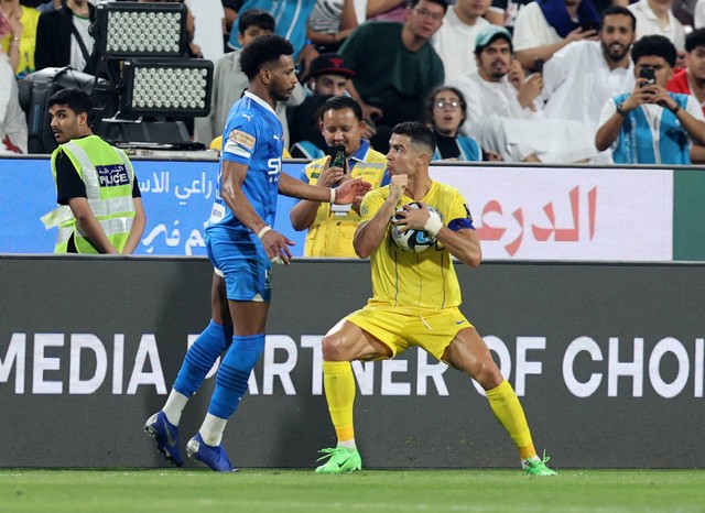 Cristiano Ronaldo diganjar kartu merah langsung usai mengasari Ali Al Bulayhi dalam laga Al Nassr vs Al Hilal saat semifinal Saudi Super Cup di Mohammed bin Zayed Stadium, Abu Dhabi, United Arab Emirates, Selasa (9/4) dini hari WIB. Foto: REUTERS/Stringer