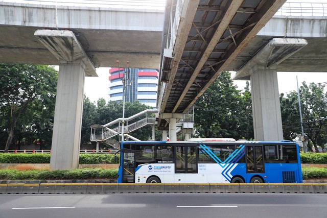 Bus Transjakarta melintas di Jalan HR Rasuna Said, Jakarta, Selasa (9/4/2024). Foto: Iqbal Firdaus/kumparan