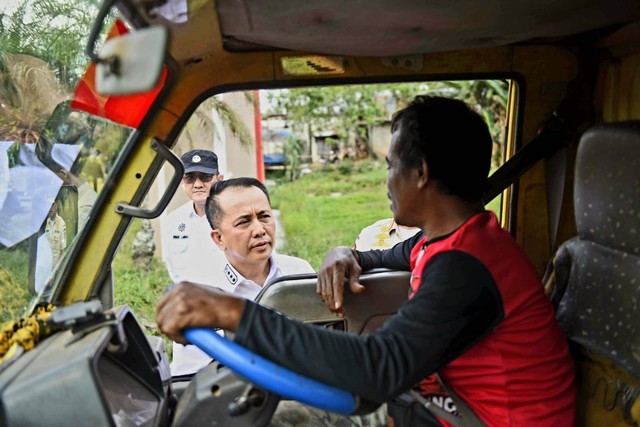 Pj Gubernur Sumsel Agus Fatoni saat menyetop truk yang melintas  di Jalan Palembang-Betung, Foto : Humas Pemprov Sumsel