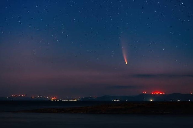 Ilustrasi Mengapa Meteor yang Jatuh Bumi Nampak Berpijar. Sumber: unsplash.com/ Tasos Mansour