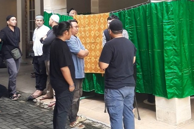 Raditya Dika hingga Desta Hadir di Rumah Duka Babe Cabita | kumparan.com