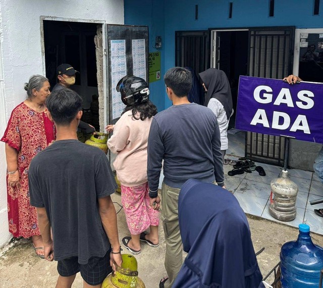 Warga membeli gas LPG 3 Kg di pangkalan Jalan Tabrani Ahmad, Pontianak. Foto: Dok. Istimewa