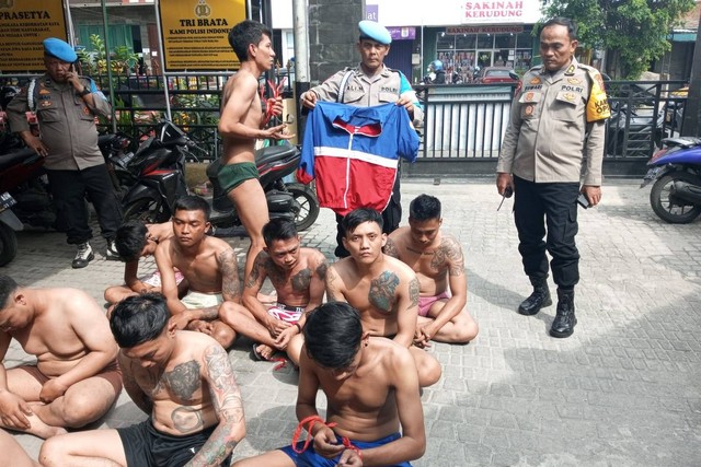 Preman diamankan polisi karena palak pedagang di Pasar Cikutra, Kota Bandung. Foto: Dok. Istimewa