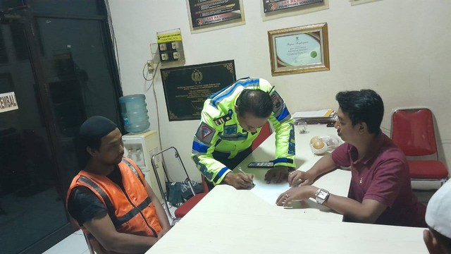 Polisi mengamankan juru parkir di Kota Semarang. Foto: Dok. Istimewa