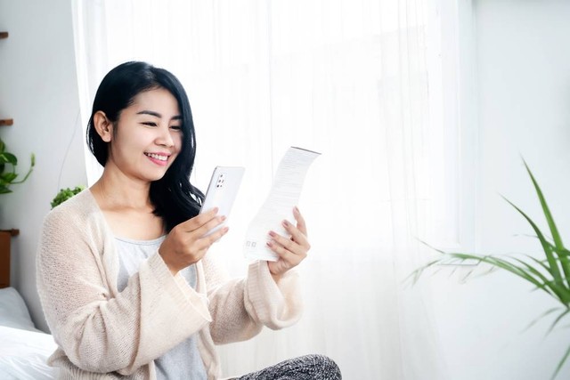 Ilustrasi evaluasi keuangan setelah Lebaran dengan BRImo. Foto: Shutterstock