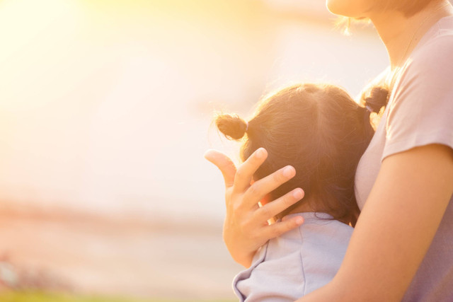 Ilustrasi ibu memeluk anak. Foto: Shutterstock