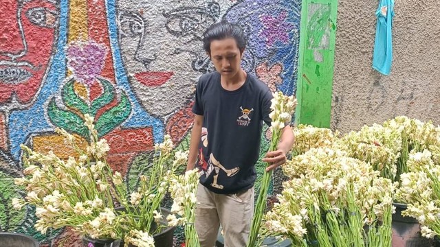 Surya (35) penjual kembang sedap malam di Pasar Bunga Rawa Belong, Jakarta Barat, Selasa (9/4/2024). Foto: Fadlan Nuril Fahmi/kumparan