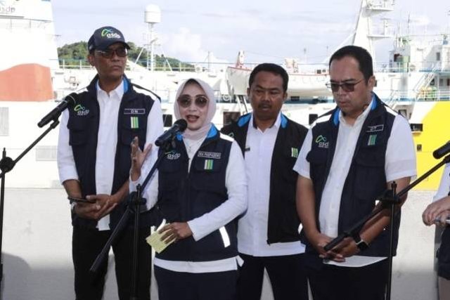 Dirut ASDP Ira Puspadewi (kedua kiri) menyampaikan arus mudik Jawa - Sumatera pada H-1 Lebaran di Pelabuhan Merak, Selasa (9/4/2024). Foto: ASDP/HO Antara