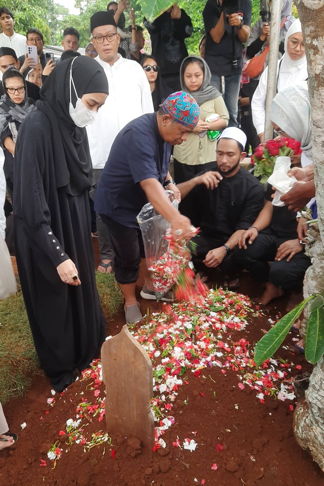 Jenazah Babe Cabita dimakamkan di TPU Cirendeu, Tangerang Selatan, Selasa (9/4/2024). Foto: Vincentius Mario/kumparan