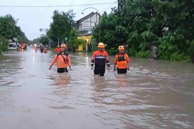 Dua kecamatan di Kabupaten Madiun, Jawa Timur, terendam banjir, Selasa (9/4/2024)  Foto: Dok. Istimewa