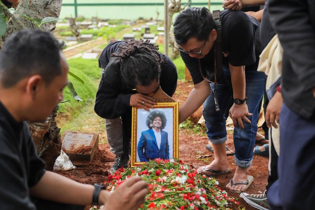 Sejumlah rekan komika menghadiri pemakaman Priya Prayogha Pratama alias Babe Cabita di TPU Cirendeu, Tangerang Selatan, Selasa (9/4/2024). Foto: Iqbal Firdaus/kumparan