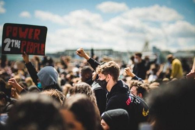 Ilustrasi Contoh Kelompok Sosial yang Terbentuk Karena Memiliki Kepentingan yang Sama. Sumber: Unsplash