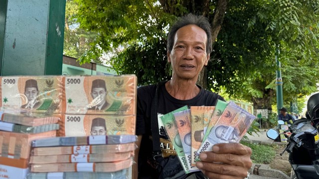 Herry Suprapto salah satu penjaja uang baru di Jogja. Foto: Arif UT