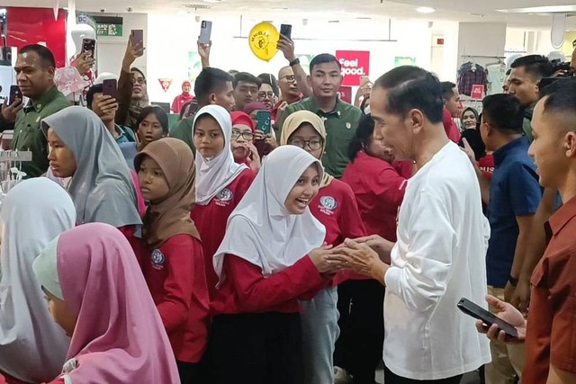 Presiden Joko Widodo (Jokowi) belanjakan baju lebaran untuk anak yatim di Mall Atrium Plaza, Senen, Jakarta Pusat, Selasa (9/4/2024) Foto: Zamachsyari/kumparan