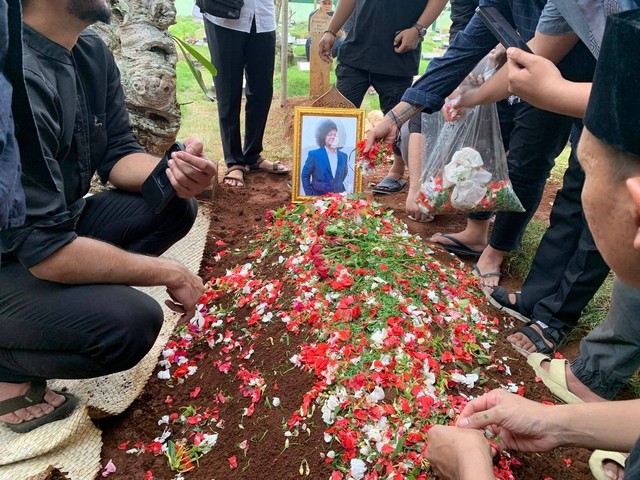 Jenazah Babe Cabita dimakamkan di TPU Cirendeu, Tangerang Selatan,  Selasa (9/4/2024) Foto: Vincentius Mario/kumparan