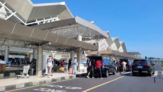 Aktivitas penumpang di Bandara Sam Ratulangi Manado.