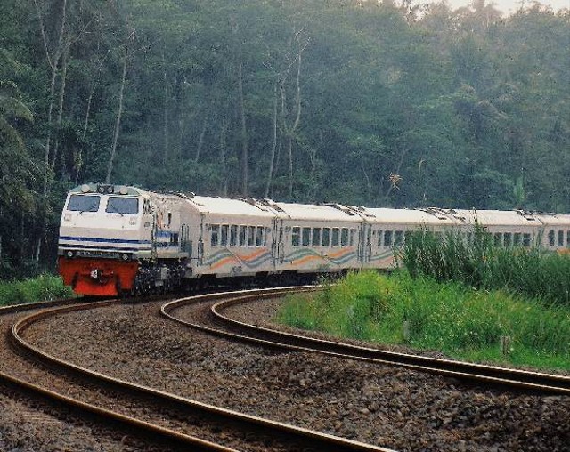 Lokomotif CC2030203 dengan livery dua garis biru, membawa rangkaian kereta tambahan KA Bangunkarta (07/04/24). Sumber : Dokumentasi Pribadi