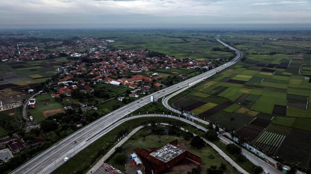 Foto udara kendaraan melintas di Jalan Tol Pejagan-Pemalang, Brebes, Jawa Tengah, Selasa (9/4/2024). Foto: Aprillio Akbar/ANTARA FOTO