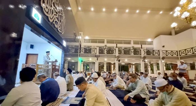 Deni Darmawan saat menyampaikan kultum tarawih di Masjid Imam Bonjol Pangkalan Jati TNI-AL (dokpri)