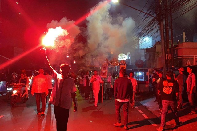 Suasana takbir keliling di Kelurahan Gandaria Utara, Jakarta Selatan, Selasa (9/4/2024) malam. Foto: Zamachsyari/kumparan