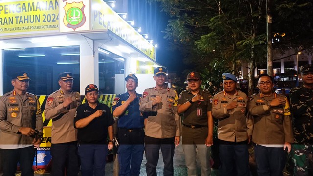 Wakapolda Metro Jaya Brigjen Pol Suyudi Ario Seto meninjau pospol di Kota Tua dan Bundaran HI, Selasa (9/4/2024) Foto: Thomas Bosco/kumparan