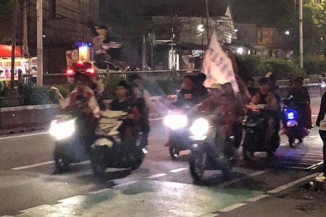 Konvoi pemotor malam takbiran di Kampung Melayu menuju Jalan Otista, Jakarta, Selasa (9/4/2024). Foto: Andreas Ricky Febrian/kumparan