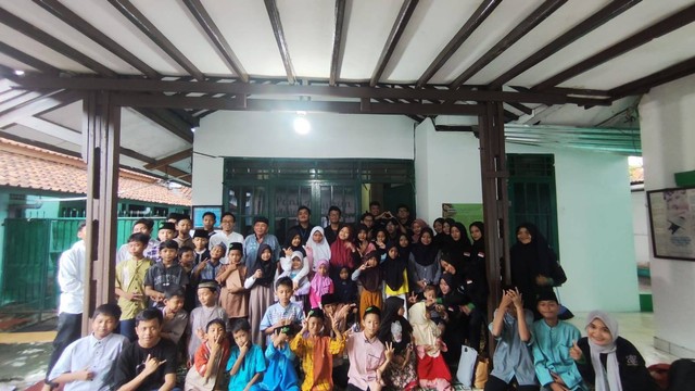 Foto Bersama di Panti Asuhan Al Amin Purwokerto (Sumber : Dok Pribadi)