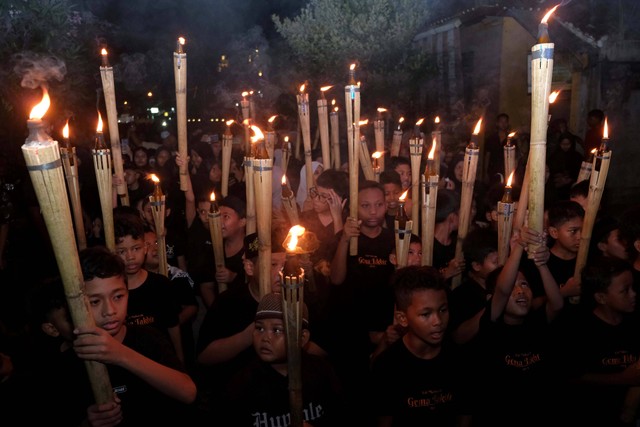 Pawai obor saat Gema Takbir Keliling menyambut Idul Fitri 1 Syawal 1445 H di Kampung Islam Kepaon, Denpasar, Bali, Selasa (9/4/2024). Foto: Nyoman Hendra Wibowo/ANTARA FOTO