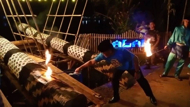 Momen Bupati Aron menyulutkan meriam karbit. Foto: Dok. Hi!Pontianak