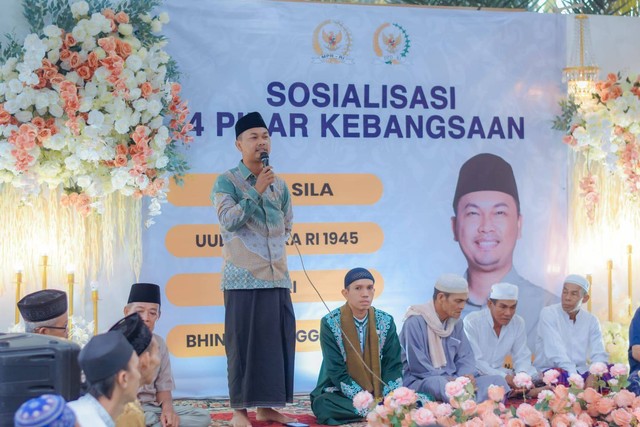 Anggota DPD RI, H Muhammad Rakhman Ebol memberikan sambutan dalam acara buka puasa bersama warga Kelurahan Baru. (Ist)