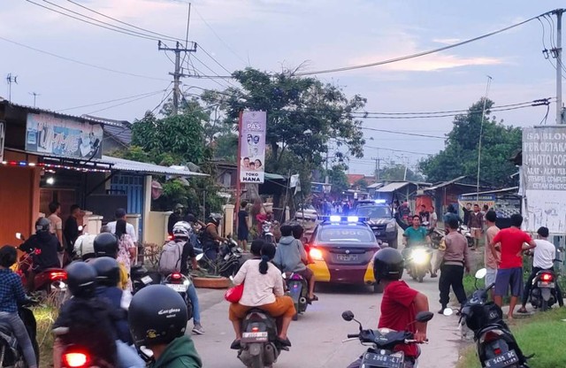 Suasana di Jalan Ki Gede Mayung, Kecamatan Gunungjati, Kabupaten Cirebon atau perbatasan Desa Sambeng dan Desa Sirnabaya saat tawuran berlangsung. Foto: Tarjoni/Ciremaitoday