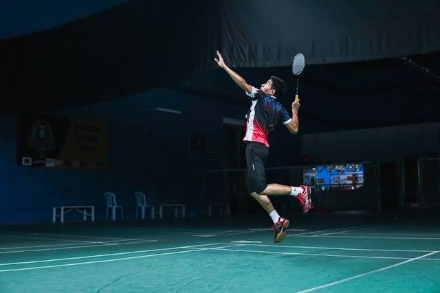 Ilustrasi teknik dasar bermain badminton. Foto: Muktasim Azlan/Unsplash