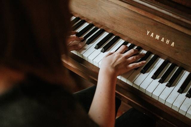 Ilustrasi Dasar Bermain Piano Klasik. Foto: dok. Unsplash/Jordan Whitfield