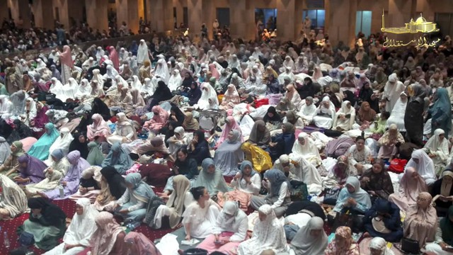 Umat muslim tiba untuk melaksanakan Salat Idul Fitri 1445 H di Masjid Istiqlal, Jakarta, Rabu (10/4/2024). Foto: Youtube/Masjid Istiqlal TV