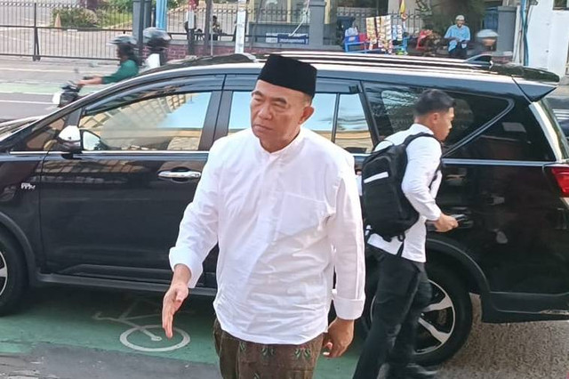 Menko PMK Muhadjir Effendy tiba untuk melaksanakan salat Id di Masjid At-Tanwir PP Muhammadiyah, Jakarta Pusat, Rabu (10/4/2024). Foto: Fadhil Pramudya/kumparan