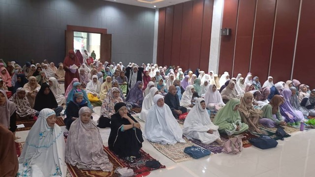 Umat muslim tiba untuk melaksanakan Salat Idul Fitri 1445 H di Masjid At Taufiq, DPP PDI Perjuangan, Lenteng Agung, Jakarta Selatan, Rabu (10/4/2024). Foto: Fadlan Nuril Fahmi/kumparan